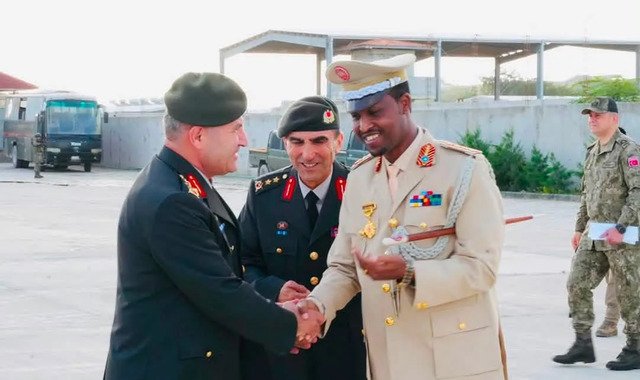 Taliyaha ciidanka dhulka Turkiga oo booqasho rasmi ah ku yimid magaalada Muqdisho
