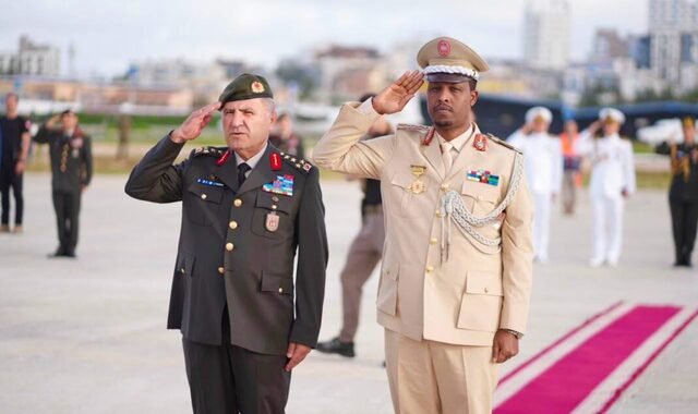 Taliyaha ciidanka dhulka Turkiga oo booqasho rasmi ah ku yimid magaalada Muqdisho