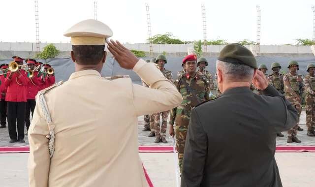 Taliyaha ciidanka dhulka Turkiga oo booqasho rasmi ah ku yimid magaalada Muqdisho