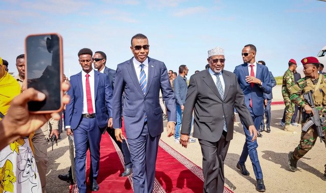 Wafdi uu hoggaaminayo ra'iisul wasaare Xamse oo gaaray magaalada Baydhabo
