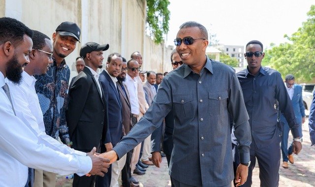 Ra'iisul wasaaraha Soomaaliya oo dhagax-dhigay xarunta wasaaradda ganacsiga oo dib u dhis lagu sameeynayo