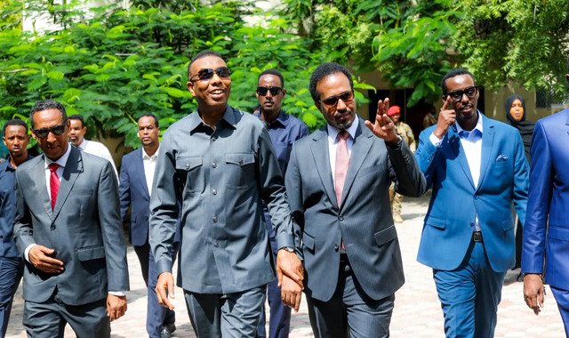 Ra'iisul wasaaraha Soomaaliya oo dhagax-dhigay xarunta wasaaradda ganacsiga oo dib u dhis lagu sameeynayo