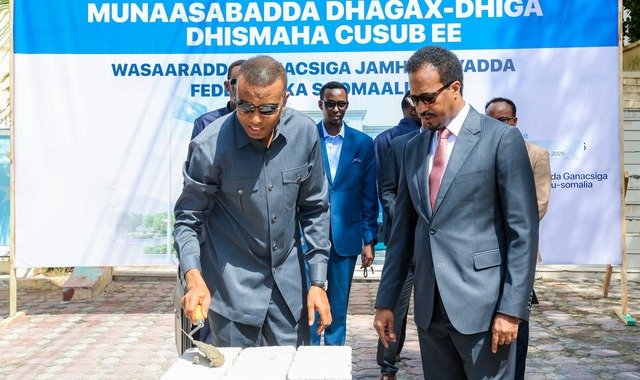 Ra'iisul wasaaraha Soomaaliya oo dhagax-dhigay xarunta wasaaradda ganacsiga oo dib u dhis lagu sameeynayo