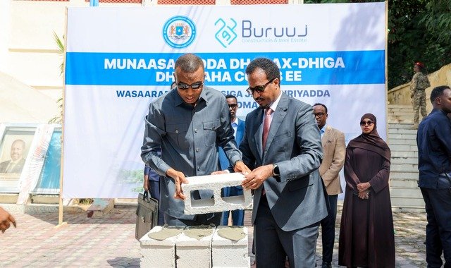 Ra'iisul wasaaraha Soomaaliya oo dhagax-dhigay xarunta wasaaradda ganacsiga oo dib u dhis lagu sameeynayo