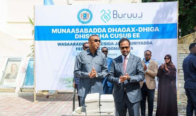 Ra'iisul wasaaraha Soomaaliya oo dhagax-dhigay xarunta wasaaradda ganacsiga oo dib u dhis lagu sameeynayo