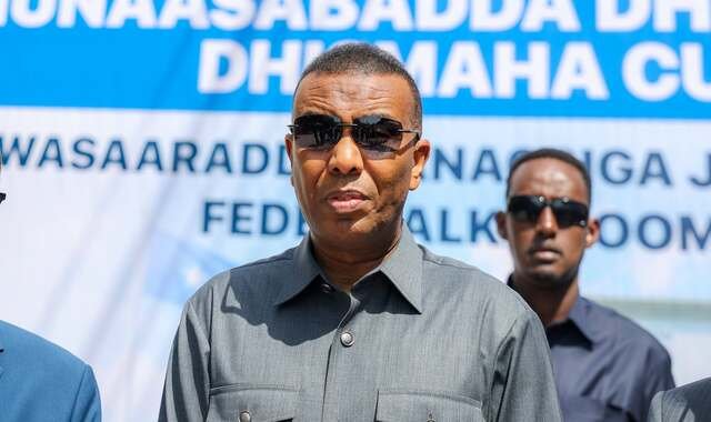 Ra'iisul wasaaraha Soomaaliya oo dhagax-dhigay xarunta wasaaradda ganacsiga oo dib u dhis lagu sameeynayo