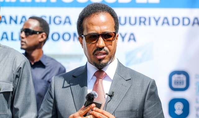 Ra'iisul wasaaraha Soomaaliya oo dhagax-dhigay xarunta wasaaradda ganacsiga oo dib u dhis lagu sameeynayo