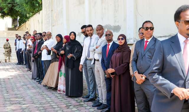 Ra'iisul wasaaraha Soomaaliya oo dhagax-dhigay xarunta wasaaradda ganacsiga oo dib u dhis lagu sameeynayo