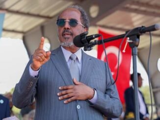 Madaxweyne Xasan Sheekh oo tababar usoo xiray saraakiil ka qalin-jabiyay dugsiga TURKSOM