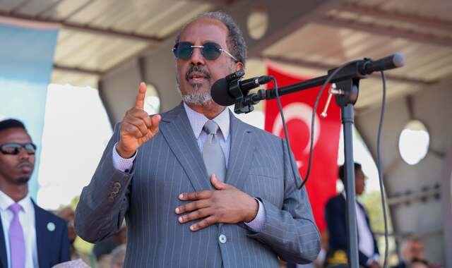 Madaxweyne Xasan Sheekh oo tababar usoo xiray saraakiil ka qalin-jabiyay dugsiga TURKSOM