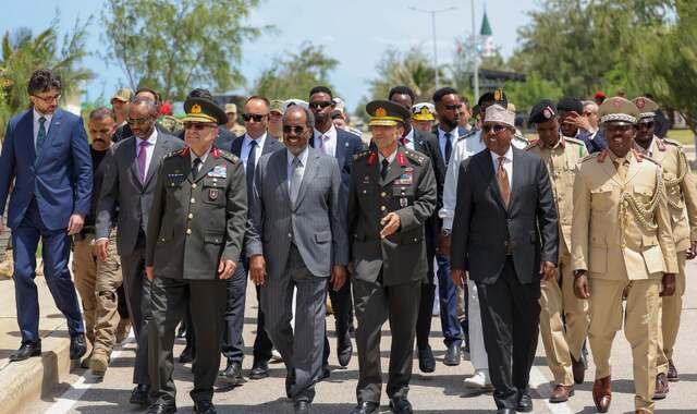 Madaxweyne Xasan Sheekh oo tababar usoo xiray saraakiil ka qalin-jabiyay dugsiga TURKSOM