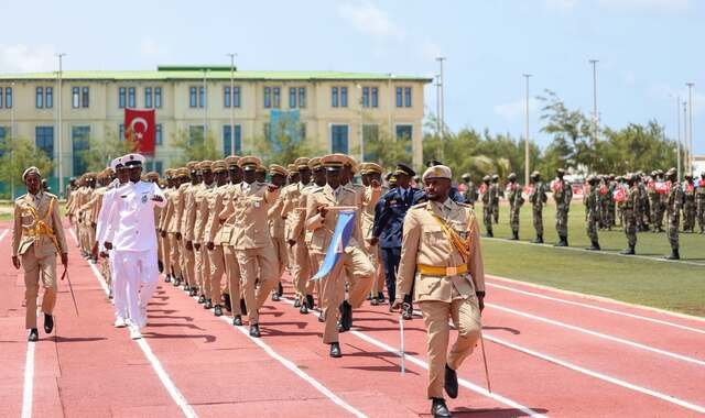 Madaxweyne Xasan Sheekh oo tababar usoo xiray saraakiil ka qalin-jabiyay dugsiga TURKSOM