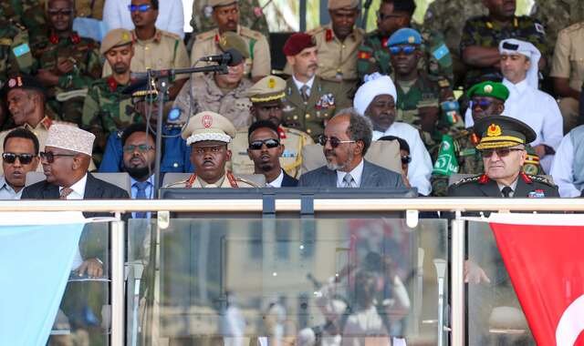 Madaxweyne Xasan Sheekh oo tababar usoo xiray saraakiil ka qalin-jabiyay dugsiga TURKSOM