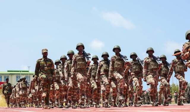 Madaxweyne Xasan Sheekh oo tababar usoo xiray saraakiil ka qalin-jabiyay dugsiga TURKSOM