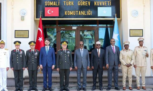 Madaxweyne Xasan Sheekh oo tababar usoo xiray saraakiil ka qalin-jabiyay dugsiga TURKSOM