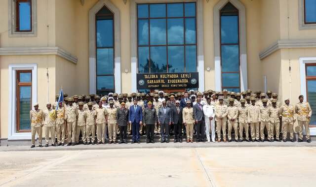 Madaxweyne Xasan Sheekh oo tababar usoo xiray saraakiil ka qalin-jabiyay dugsiga TURKSOM