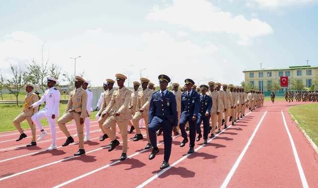 Madaxweyne Xasan Sheekh oo tababar usoo xiray saraakiil ka qalin-jabiyay dugsiga TURKSOM
