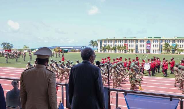 Madaxweyne Xasan Sheekh oo tababar usoo xiray saraakiil ka qalin-jabiyay dugsiga TURKSOM